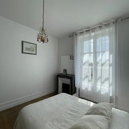 D'hote Des Arcs Bed and Breakfast
